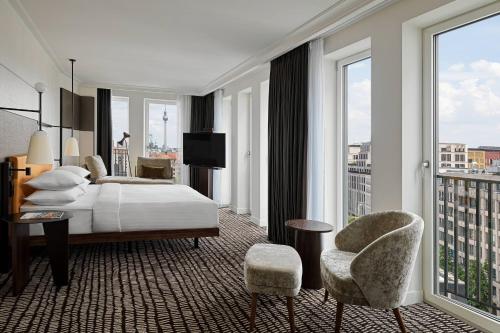 柏林柏林万豪酒店的酒店客房设有一张床和一个阳台。