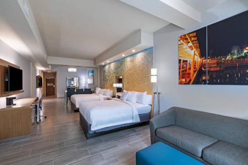 南帕诸岛Courtyard South Padre Island的酒店客房,设有两张床和一张沙发