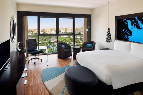 阿布扎比阿布扎比艾尔胡瑟万豪酒店的酒店客房设有一张床和一个大窗户