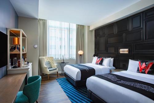 波士顿波士顿W酒店的酒店客房,配有两张床和椅子