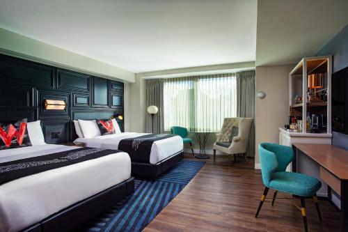 波士顿波士顿W酒店的酒店客房配有两张床和一张书桌
