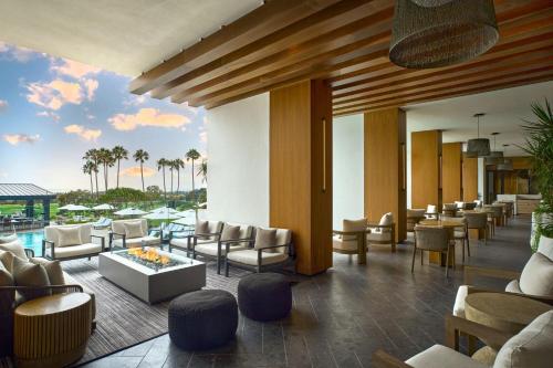 纽波特海滩VEA Newport Beach, a Marriott Resort & Spa的度假村的大堂设有椅子和游泳池