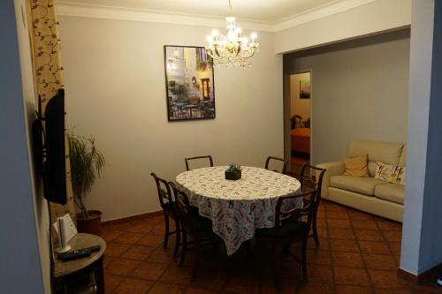 DamaiaHerois Apartment的用餐室配有桌椅和沙发