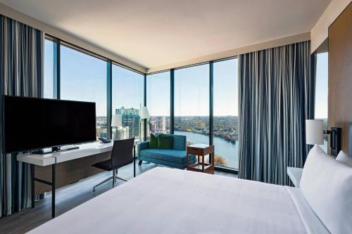 奥斯汀Austin Marriott Downtown的酒店客房配有一张床和一张书桌及一台电视