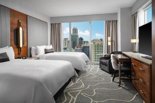印第安纳波利斯印第安纳波利斯JW万豪酒店的酒店客房配有两张床和一张书桌