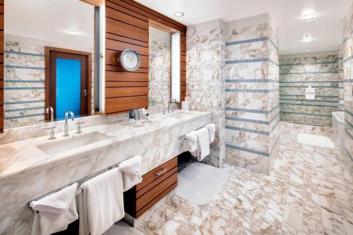 印第安纳波利斯印第安纳波利斯JW万豪酒店的一间带水槽和镜子的浴室