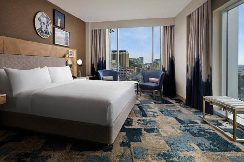 奥斯汀The Otis Hotel Austin, Autograph Collection的酒店客房设有一张床和一个大窗户