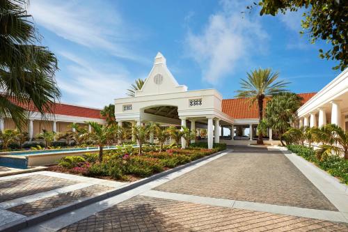 威廉斯塔德Curaçao Marriott Beach Resort的一座白色的大建筑,设有钟楼