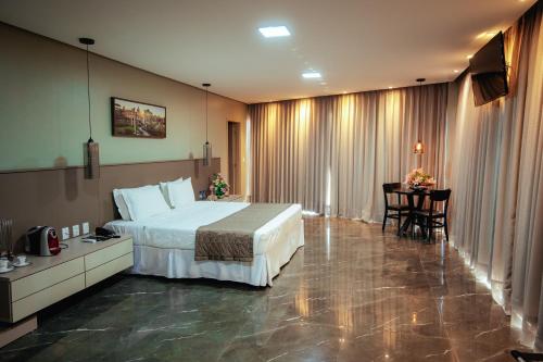 BacabalRoma Hotel的酒店客房配有一张床铺和一张桌子。
