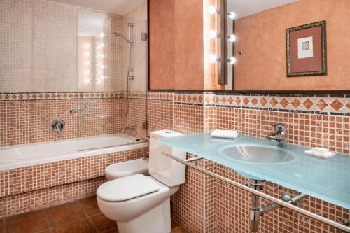 图德拉图德拉市万豪AC酒店 的浴室配有卫生间、盥洗盆和浴缸。