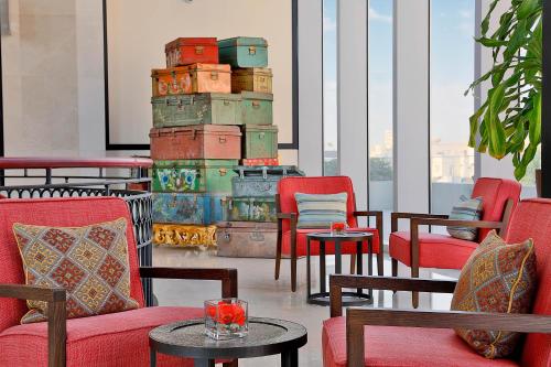 吉达Assila, a Luxury Collection Hotel, Jeddah的一间房间,配有桌椅和一堆行李