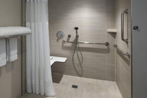 纽波特Newport Marriott Hotel & Spa的浴室内配有淋浴帘。