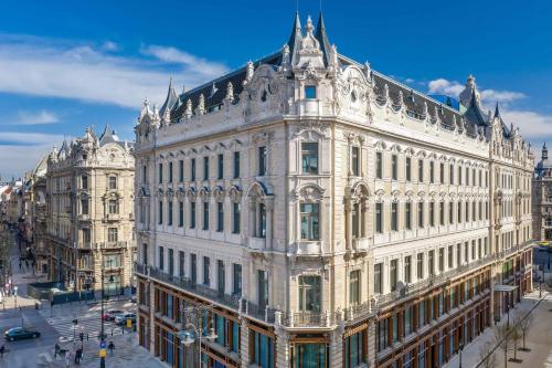 布达佩斯Matild Palace, a Luxury Collection Hotel的一条城市街道上的白色大建筑