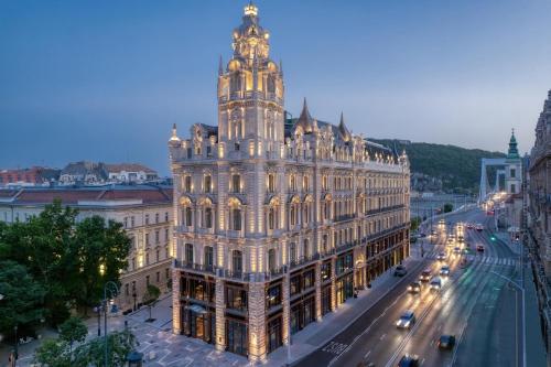 布达佩斯Matild Palace, a Luxury Collection Hotel的一座大型建筑,上面有一个钟楼
