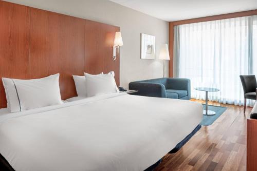洛格罗尼奥拉丽娜万豪AC酒店的一张大白色的床,位于酒店客房内