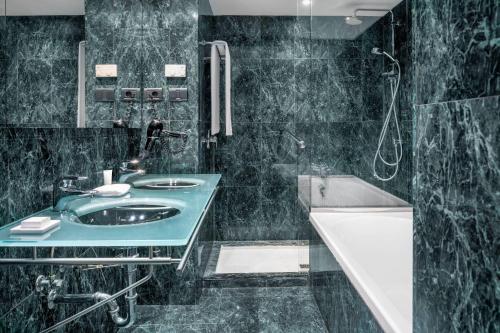 洛格罗尼奥拉丽娜万豪AC酒店的黑色浴室设有水槽和浴缸。