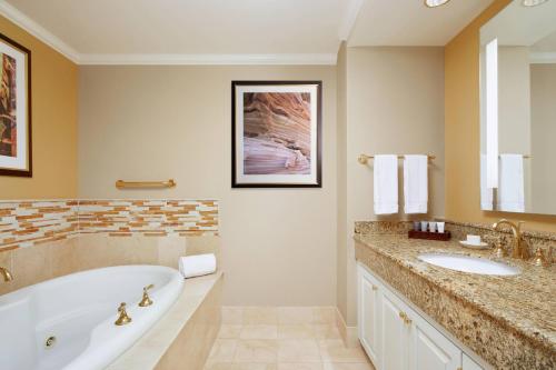 拉斯维加斯拉斯维加斯JW万豪水疗度假酒店的浴室配有两个盥洗盆和浴缸。
