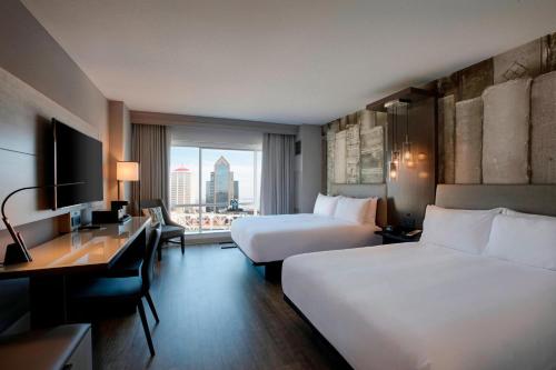 路易斯威尔路易斯维尔市中心万豪酒店 的酒店客房配有两张床和一张书桌