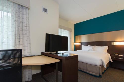 罗利罗利达勒姆机场/布莱尔克里克原住客栈的酒店客房配有一张床和一张书桌及一台电视