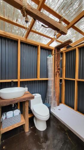 马坦萨斯Glamping Matanzas Lodge & Glamp的浴室配有卫生间、盥洗盆和浴缸。