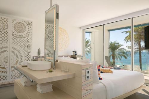 圣埃乌拉利亚W Ibiza的白色的浴室设有水槽和镜子