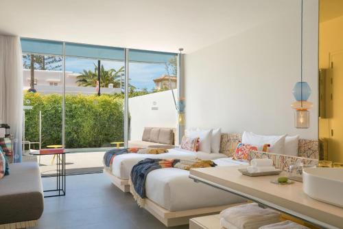 圣埃乌拉利亚W Ibiza的一间卧室设有两张床和大窗户