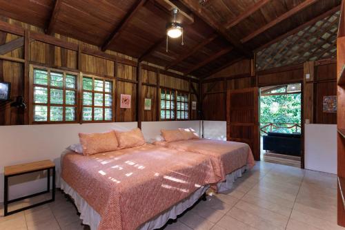 别霍港La Kukula Lodge的卧室配有一张床铺,位于带木墙的房间内