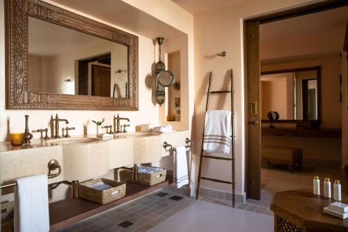 阿布扎比Al Wathba, a Luxury Collection Desert Resort & Spa, Abu Dhabi的一间带两个盥洗盆和大镜子的浴室