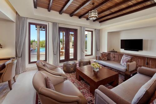 阿布扎比Al Wathba, a Luxury Collection Desert Resort & Spa, Abu Dhabi的带沙发和电视的客厅