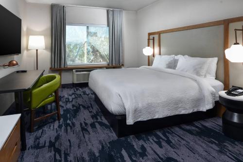 MoorparkFairfield Inn & Suites by Marriott Moorpark Ventura County的酒店客房设有一张大床和一张书桌。
