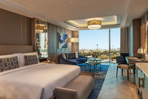 科威特The St. Regis Kuwait的一间带大床的卧室和一间客厅