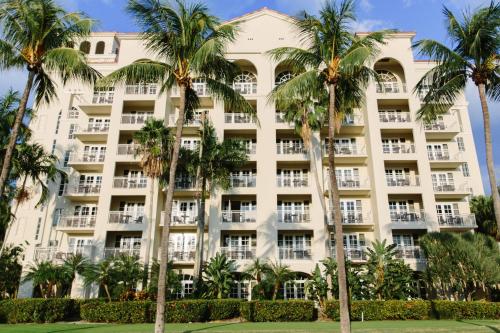 阿文图纳JW Marriott Miami Turnberry Resort & Spa的一座棕榈树环绕的大建筑