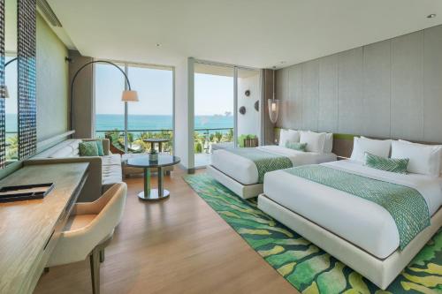 塞米亚克巴厘岛W度假村 - 水明漾的酒店客房设有两张床和一个阳台。