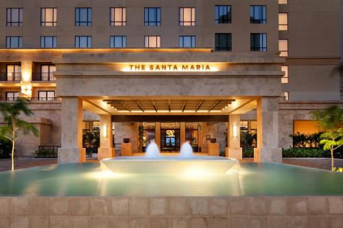 巴拿马城The Santa Maria, a Luxury Collection Hotel & Golf Resort, Panama City的享有santa marta marriott酒店的景致。