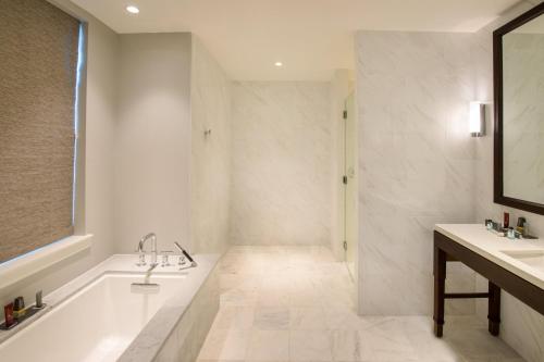锡拉丘兹万豪希拉库萨市中心酒店的白色的浴室设有浴缸和水槽。