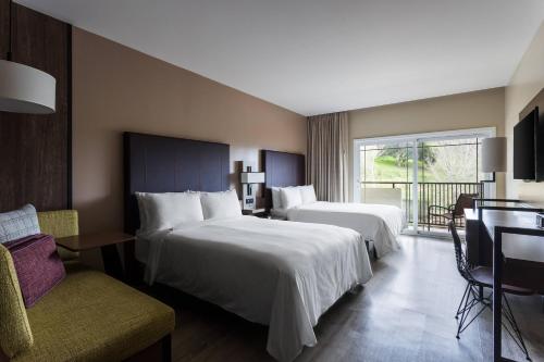 比尔顿圣伊内斯山谷万豪酒店的酒店客房设有两张床和一个阳台。