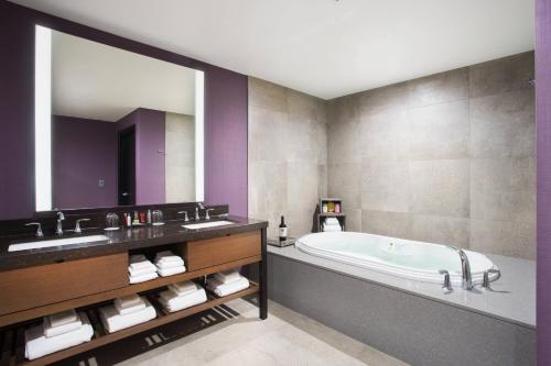 比尔顿圣伊内斯山谷万豪酒店的一间带浴缸和大镜子的浴室