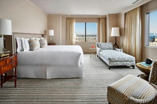 阿林顿五角大楼城丽思卡尔顿酒店的酒店客房设有一张大床和一张沙发。