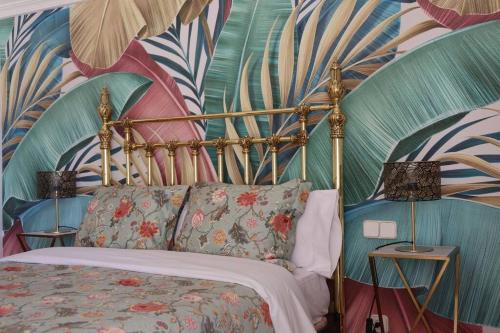 HerenciaLa Casa de Enfrente的一间卧室设有一张床和鲜花墙