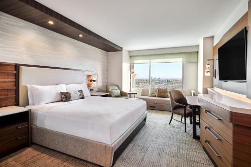 安纳海姆JW Marriott, Anaheim Resort的酒店客房,配有床和电视