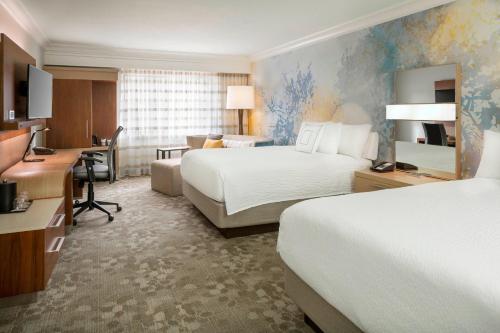 帕罗奥多帕洛阿尔托洛斯阿尔托斯万怡酒店的酒店客房配有两张床和一张书桌