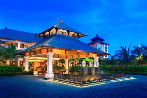 努沙杜瓦巴厘岛瑞吉度假村的一座度假村,在晚上有一座大建筑