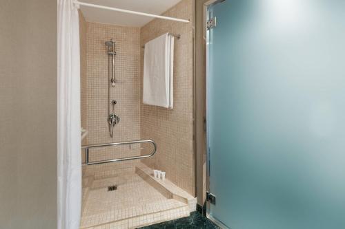 大加那利岛拉斯帕尔马斯大加那利万豪AC酒店的带淋浴的浴室,带玻璃门