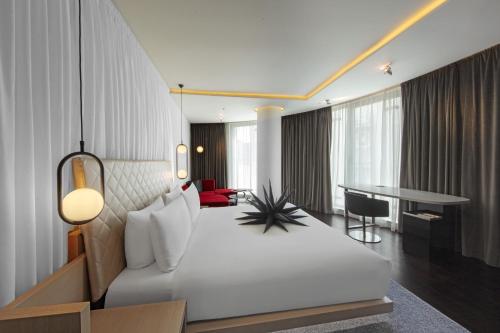 伦敦W London的一间酒店客房,配有一张白色的床和一张书桌