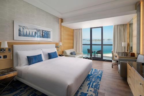 迪拜Marriott Resort Palm Jumeirah, Dubai的酒店客房设有一张大床和一张书桌。