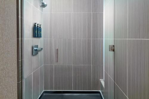 奥兰多奥兰多市中心雅乐轩酒店的带淋浴的浴室和玻璃门