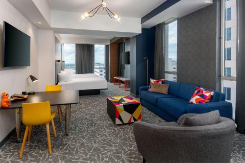 奥兰多奥兰多市中心雅乐轩酒店的客厅配有蓝色的沙发和桌子