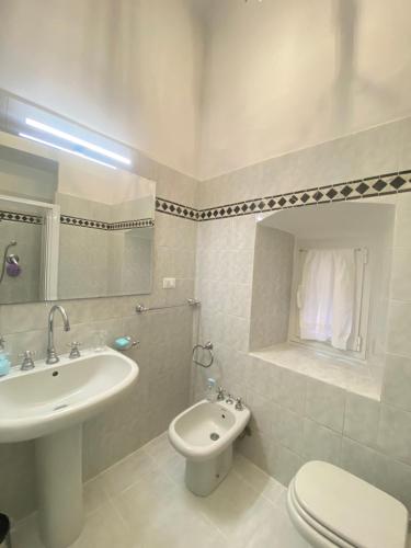 莱里奇Ilia的白色的浴室设有水槽和卫生间。