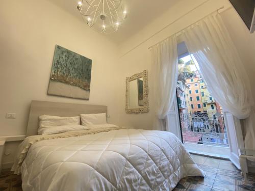 莱里奇Ilia的一间卧室设有一张床、一个窗户和一个吊灯。