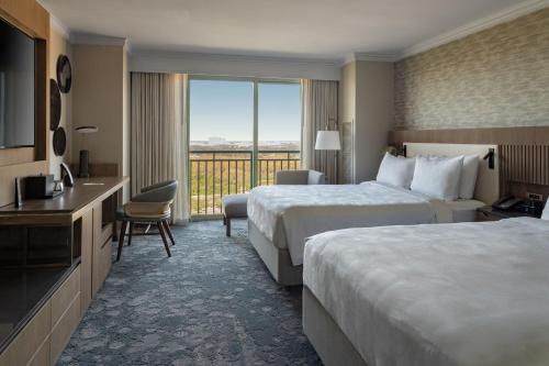 奥兰多奥兰多大湖区JW万豪酒店的酒店客房设有两张床和一个阳台。